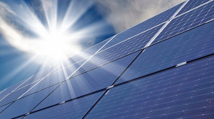 Paneles solares a pleno sol