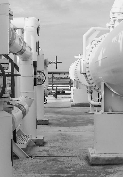 Instalación industrial en blanco y negro